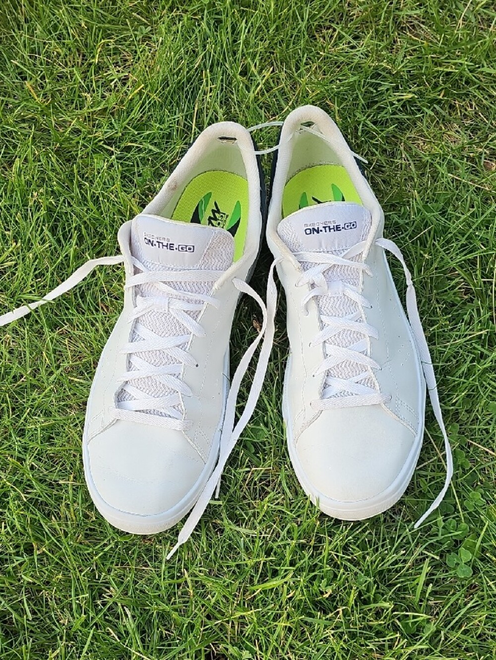 Skechers On The Go Men's Quick Fit White & Navy Low-Top Leather Sneakers - Picture 2 of 13